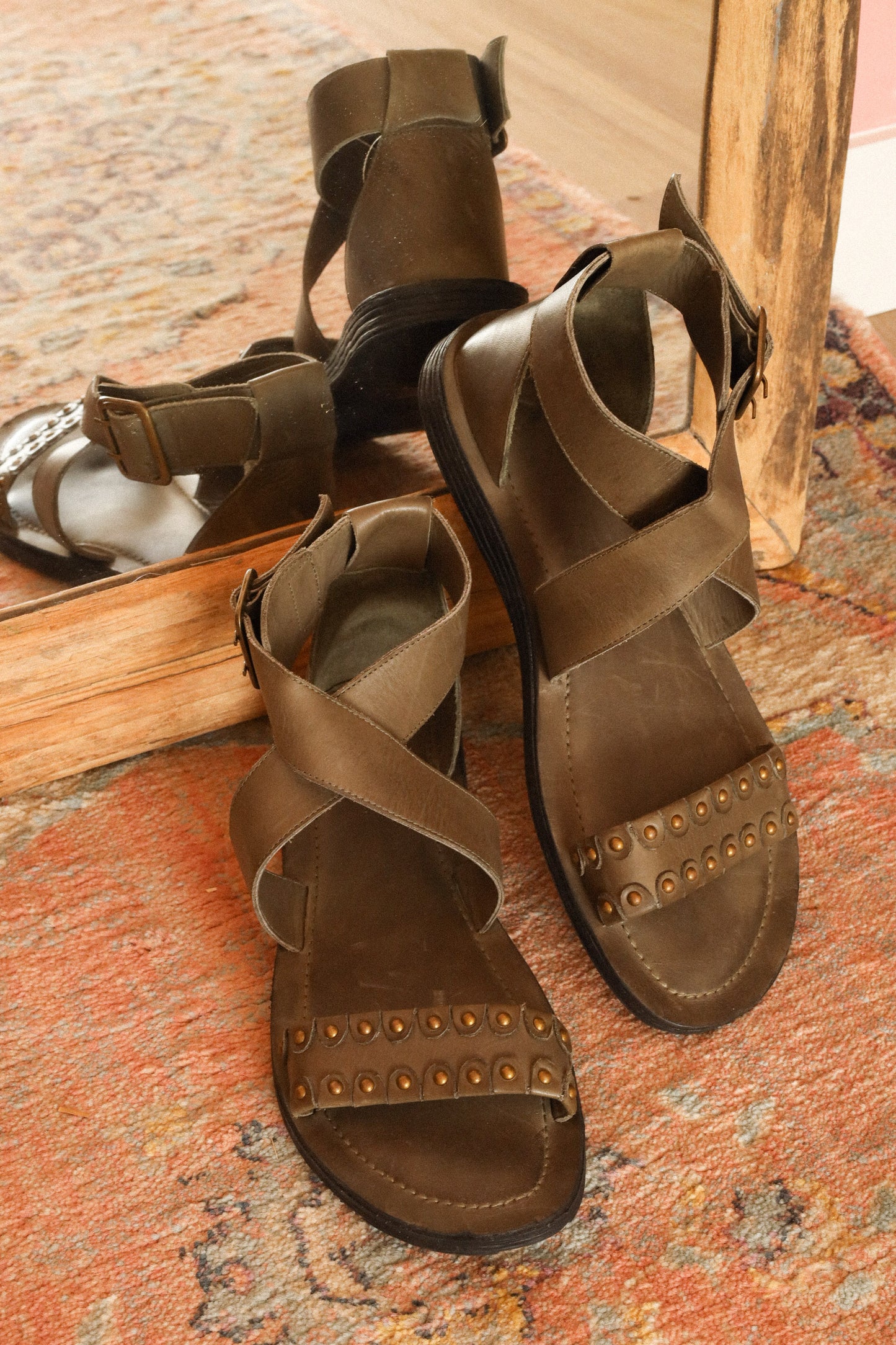 NEW - OLIVE LEATHER SANDALS 41