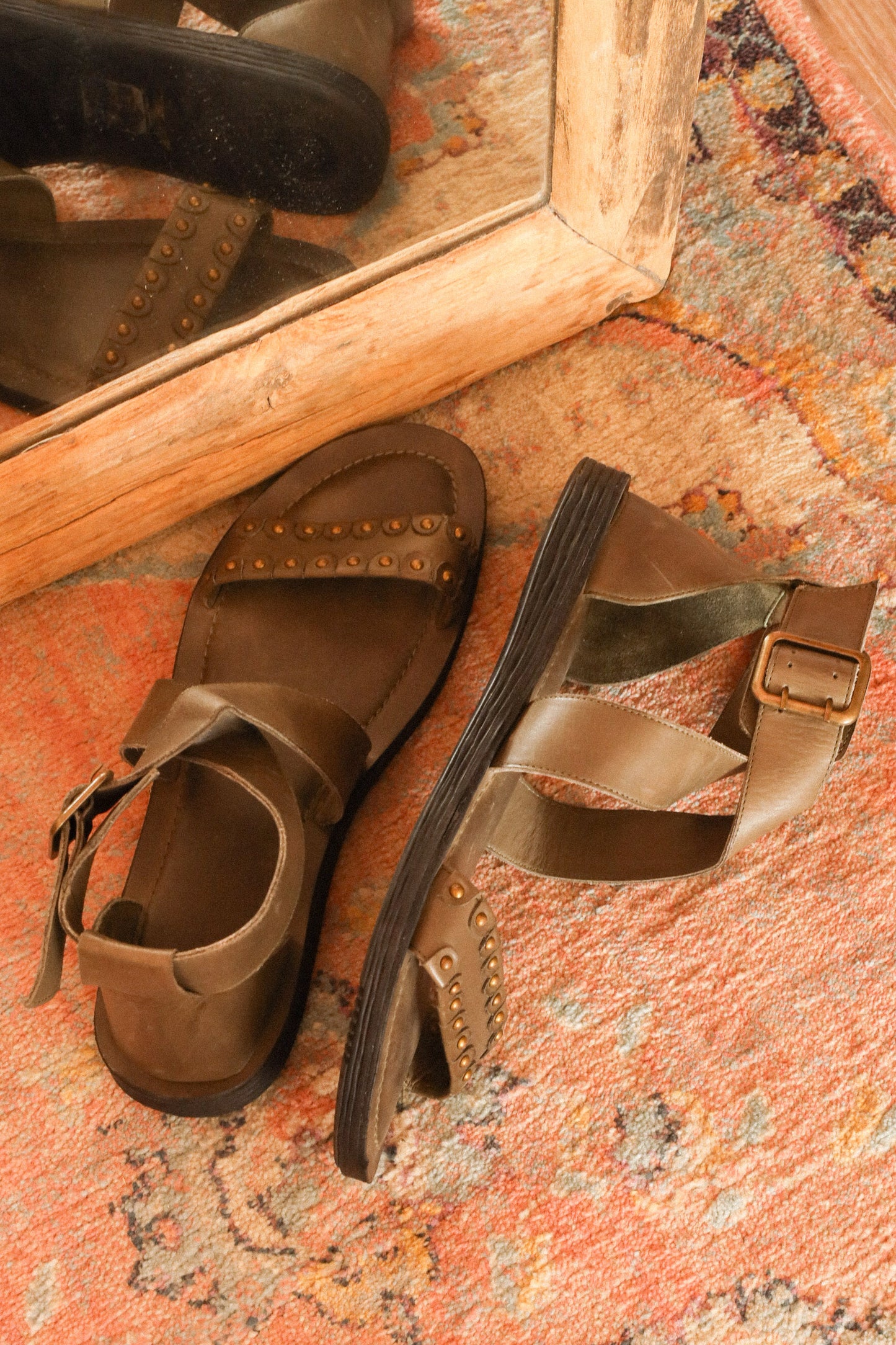 NEW - OLIVE LEATHER SANDALS 41