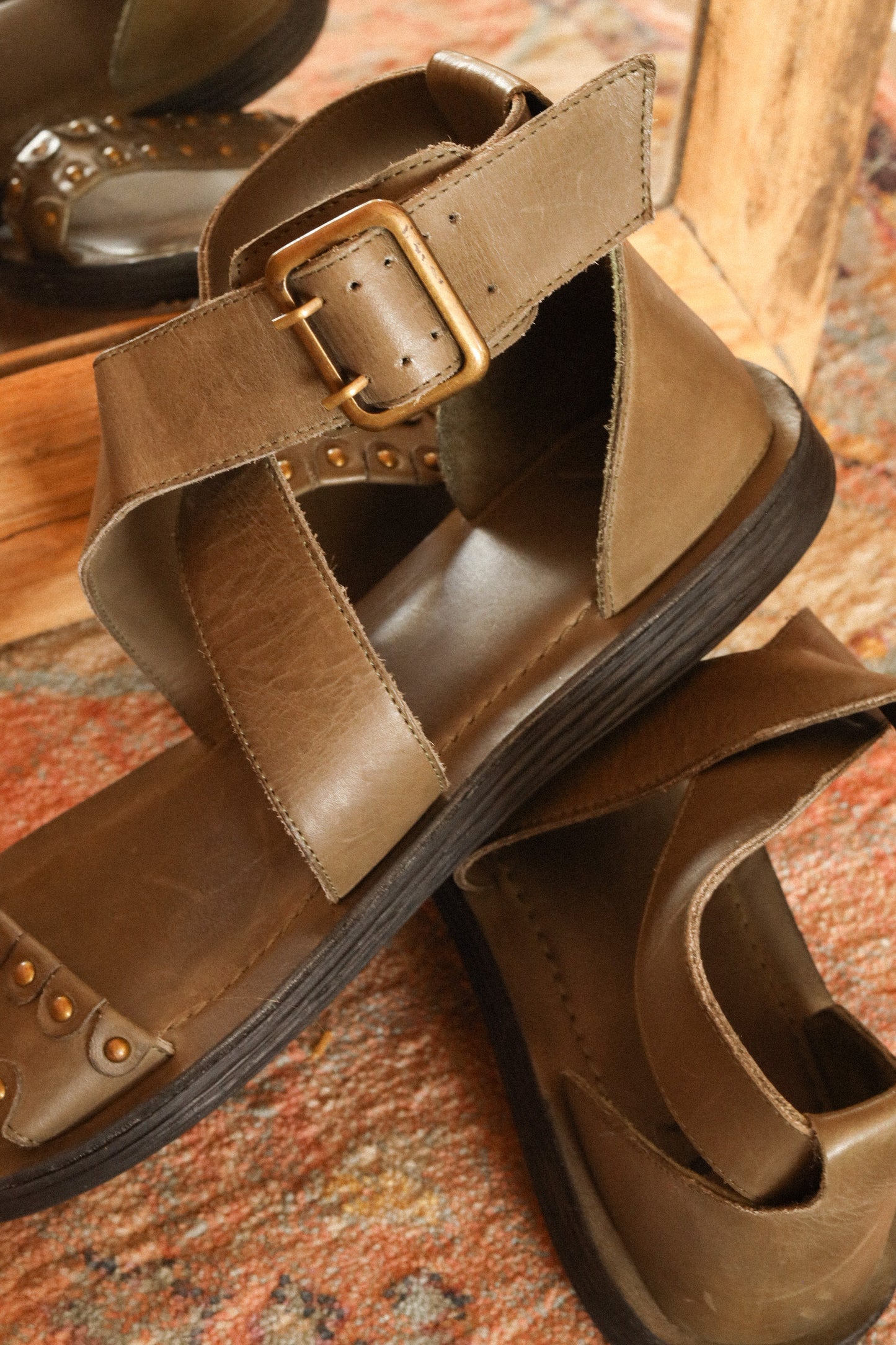 NEW - OLIVE LEATHER SANDALS 41